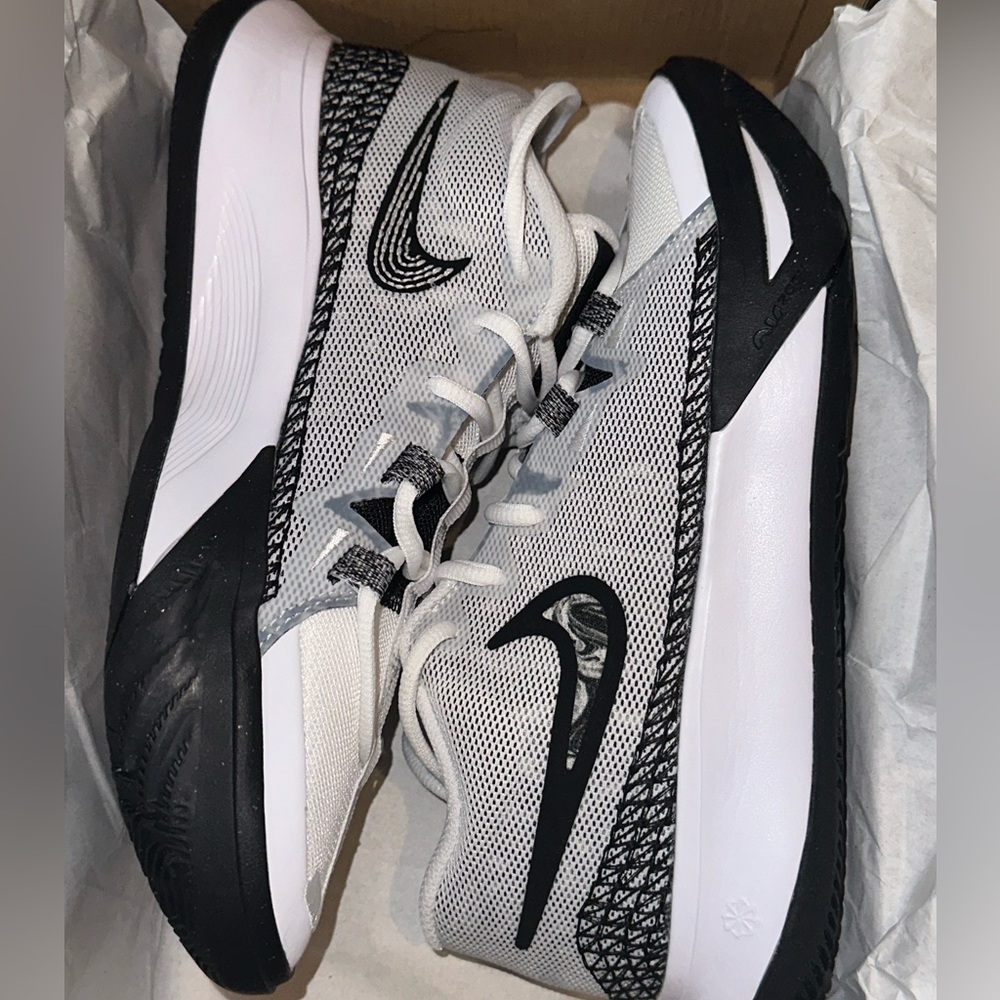 Nike Kyrie Flytrap 6 Shoes, new in original box - Picture 2 of 6